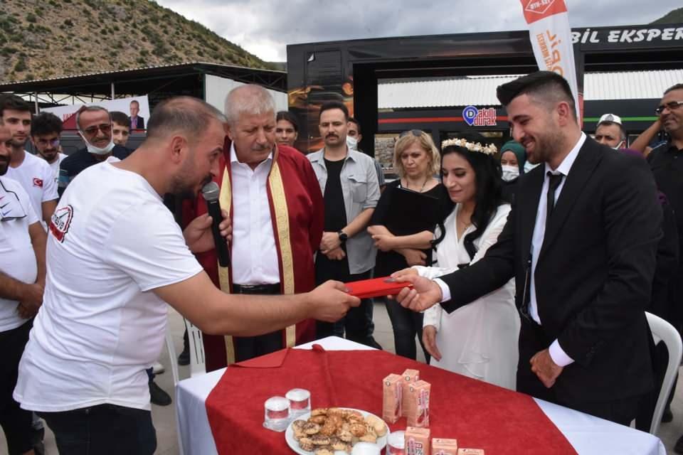 <p>Bu organizasyona bizim de bir emeğimiz, bir katkımız, ucundan bir parça olduysa ne mutlu bize. Bizim için biz güzel bulduk, beğendik. Emeği geçen herkese teşekkürler” dedi.</p>