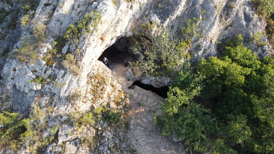 <p>Buranın ön kısmında ocak yerlerinin olduğunu kaydeden Sarı, "Birbirine yaklaşık 2 metre mesafede yer alan ocak yerlerinin etrafında sürtme taş aletler, el baltası, vurgu taşı, öğütme taşı gibi buluntulara, taşlarla çevrelenmiş küçük depo alanlarına rastladık. 3-4 aile bir süre belki burada konakladı. Her bir aileye ait olabilecek bu depo yerleri belki de mülkiyeti simgeliyor. Burası tam mağaranın bacasının olduğu bölgede ve ateş yerleri var. Ağırşaklar, öğütme taşları, Transkafkasya'yla çok yakın bağlantısı olan çanak çömlek, ateş; işlik alanlarına işaret ediyor diyebiliriz." ifadelerini kullandı.</p>
<p> </p>