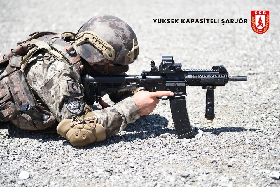 <p>60 merminin kesintisiz olarak hedefe gönderilmesine olanak veren şarjör, çatışma sırasında şarjör değiştirirken kaybedilen zamanı "sıfır"a indiriyor. </p>