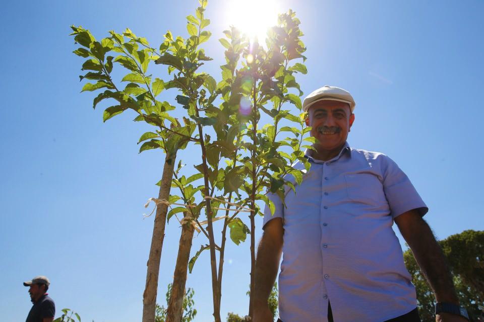 <p>Bulut, araziye, üzüm, kiraz, vişne, kayısı, erik, cennet hurması, hünnap, ayva, elma, armut, aronya, güz yemişi, goji berry gibi 61 çeşit meyve türünde 2 bin 500 fidan dikti.</p>
<p> </p>