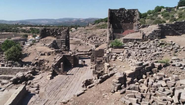 <p>O dönemki yaşantısında insanlar yemekleri haşlama ya da ızgara olarak yediği için bu örnekler de bize o dönem insanların gündelik yaşam tarzı ve mutfaktaki ne tür yemek pişirdiklerini ve hangi araç gereçleri kullandığını göstermesi açısından önemli bir buluntu grubu."</p>
<p> </p>