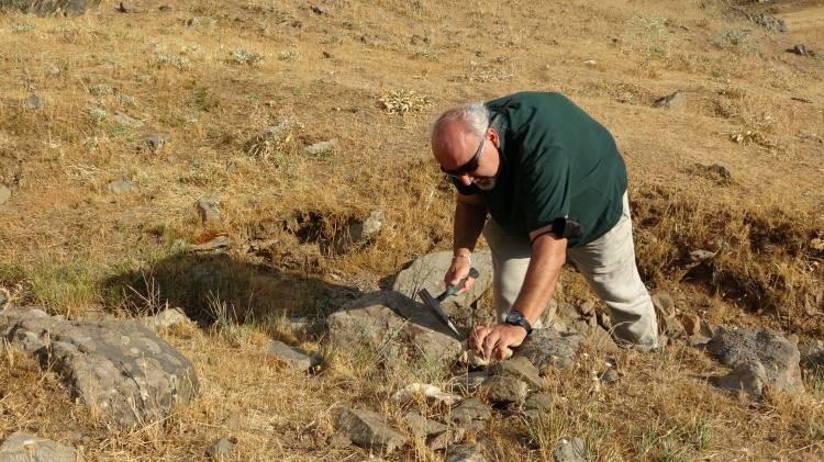 <p>“Bizi şaşırtan özelliklerden bir tanesi de şu olmuştur; acı su veya göl ortamından sıcak deniz canlılarına ait fosillere geçiş olması buranın paleocoğrafyasıyla ilgili belki de yeni yorumların yapılmasına neden olacaktır.”</p>