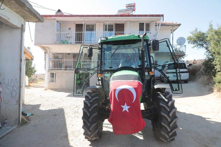 <div> Traktörü görünce duygulanıp, büyük sevinç yaşayan Süleyman Köylüoğlu, kendisini olayın ilk anından itibaren yalnız bırakmayan Başkan Zolan ve belediye çalışanlarına teşekkür etti.</div>
<div> </div>
<div> </div>