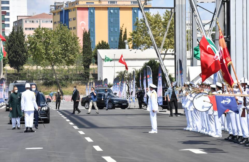 <p>Sonuçta savunma sanayide dışa bağımlılığımızı yüzde 80'lerden yüzde 20'lere indirdik. İşte başarılarımızın arkasında büyük bir emek ve mücadele var.</p>
