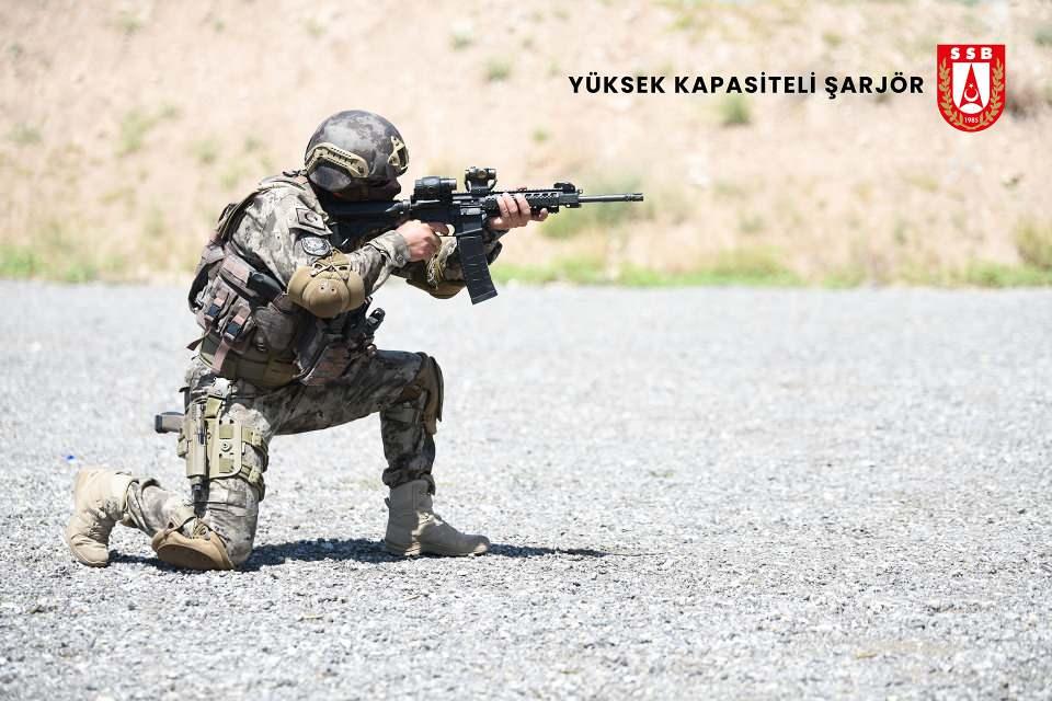 <p><strong>- Hedefe kesintisiz 60 mermi, sıfır zaman kaybı</strong><br />
<br />
Yüksek kapasiteli şarjör, 60 adet 5,56x45 milimetre mühimmat kapasitesine sahip bulunuyor. Halen ayrı ayrı şarjörlerle kullanılabilen MPT-55, KCR-556, SIG-516, M4, M16 ve AR-15 gibi farklı silahların tamamıyla yüzde 100 uyumlu şekilde tasarlanan şarjörün bu özelliğiyle dünyada benzeri bulunmuyor.<br />
</p>