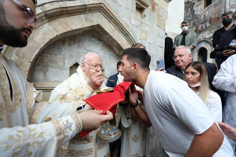 <p>Yaklaşık 2 saat süren ayinde din adamlarınca dualar edildi, ilahiler okundu. Ziyaretçilerin mum yakarak dua ettiği ayinde, bazı katılımcıların duygusal anlar yaşandığı görüldü.</p>
<p> </p>