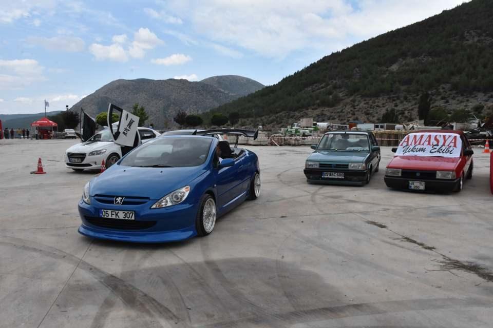<p>Amasya Belediyesi'nin ev sahipliğinde Tuning Kulübü’nün organizasyonunda Helvacı Mahallesi’nde düzenlenen 2 gün sürecek 4'üncü geleneksel modifiye fuarında, kulüp üyesi Mert Çal ile Büşra Kara, kıyılan nikahla hayatlarını birleştirdi. </p>