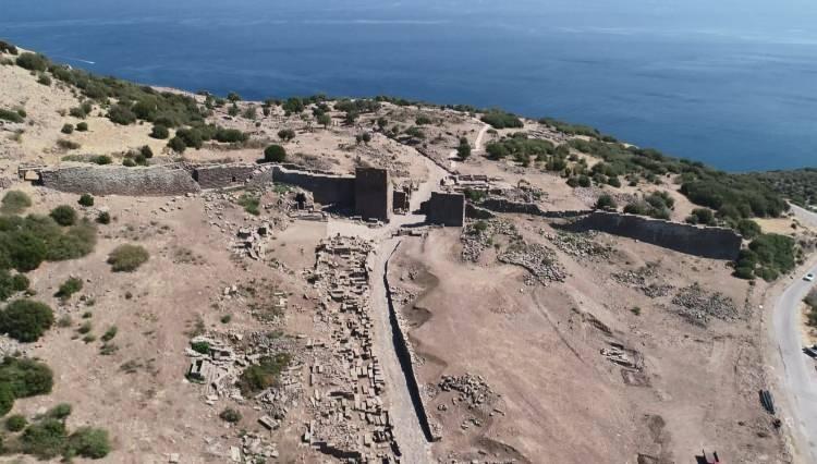 <p>Bunlardan en ilginç olanlardan bir tanesi ızgara olarak kullanılan, pişmiş topraktan yapılan bir objeydi. Onun dışında yine pişmiş topraktan yapılmış tavalar, tencereler, karıştırma, ezme kapları gibi çok sayıda kaplar bulundu. </p>
