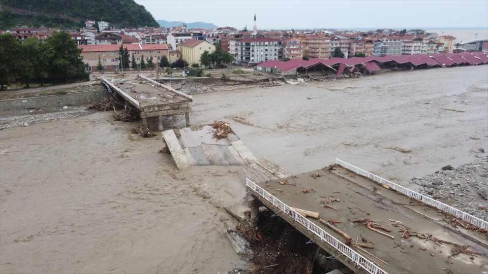<p> Ayancık Çayı'nın kenarında yer alan ve sular altında kalan Ayancık Sanayi Sitesi'nde 6 iş yeri yıkıldı.<br />
</p>