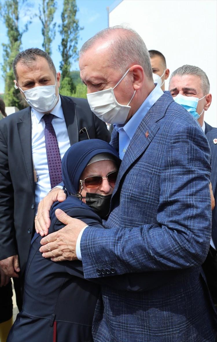 <p>Cumhurbaşkanı Erdoğan, "Devlet olarak tüm imkanlarımızla felaketin ilk anından itibaren sizlerle beraberiz" dedi. </p>
