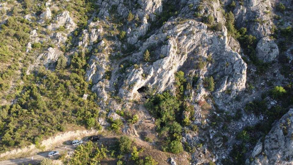 <p>Sarı, başka tabakalardan aldıkları tarihlerin, milattan önce 8000'li yıllara işaret ettiğini aktardı.</p>
<p>Bundan hareketle, mağarada çanak çömleksiz Neolitik Dönem ve Erken Neolitik Dönem'in yaşandığını saptadıklarına değinen Sarı, "Bu tabii çok ilginç ve beklemediğimiz bir durumdu. Çok net bir şekilde söyleyebiliriz ki bir taraftan bütün Doğu Akdeniz'den Batı Akdeniz'e, Levant bölgesinden Kafkaslar'a kadar bağlantı kurabileceğimiz, diğer taraftan da yerel özellikler gösteren bir kültürün varlığına şu aşamada işaret ediyor." bilgisini paylaştı.</p>
<p> </p>