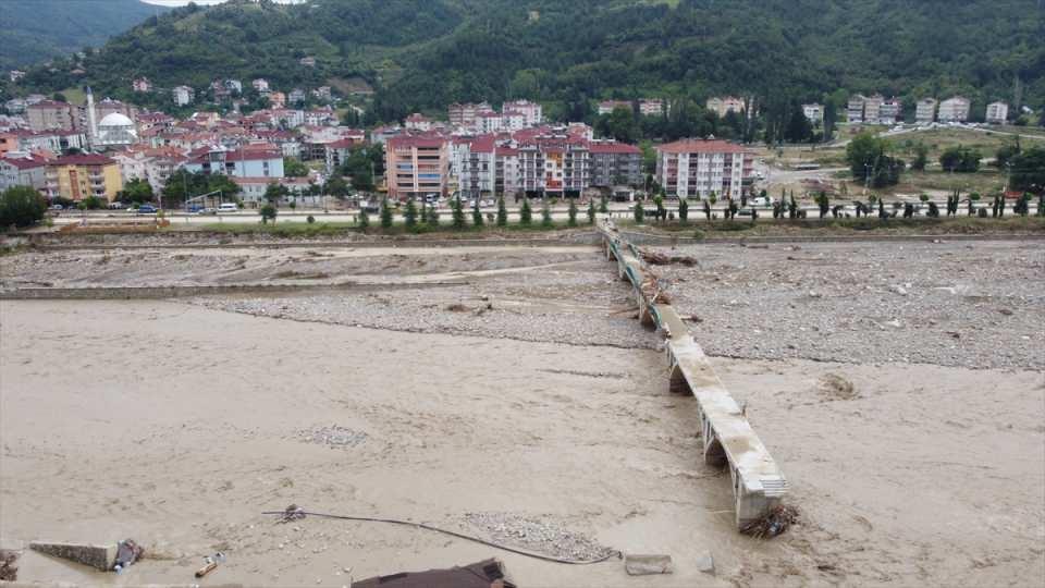 <p>Ayancık Çayı'nın kenarında yer alan ve sular altında kalan Ayancık Sanayi Sitesi'nde 6 iş yeri yıkıldı.</p>

<p> </p>
