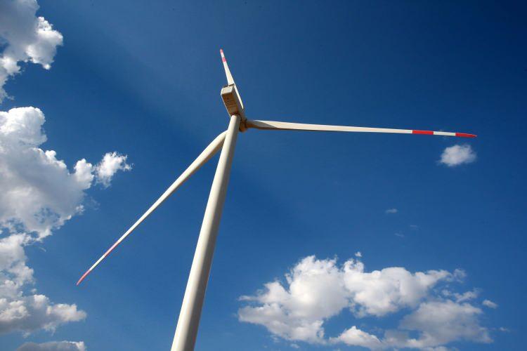 <p>Bitlis'in Rahva bölgesinde kurulacak, 20 bin nüfuslu bir ilçenin elektrik ihtiyacının karşılanabileceği rüzgar enerjisi santralinde (RES) montajı tamamlanan ilk türbinle elektrik üretimine başlandı.</p>
<p> </p>