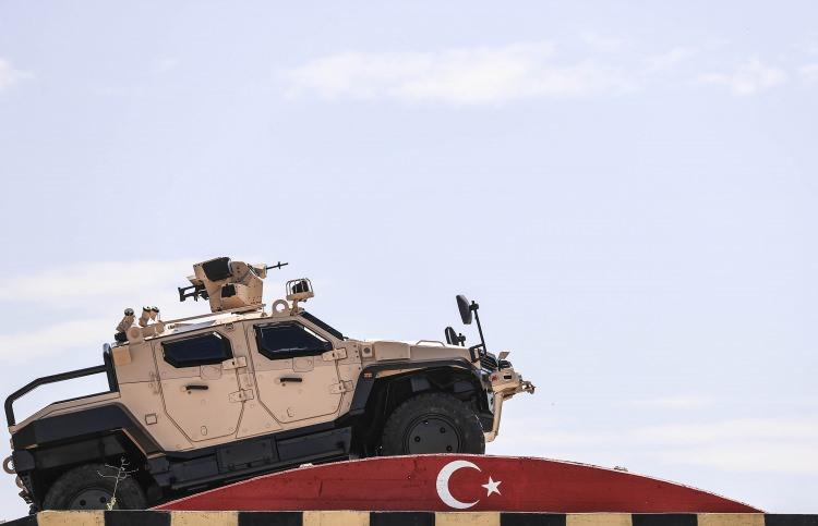 <p>Nurol Makina Genel Müdürü Engin Aykol, AA muhabirine, çok amaçlı bir zırhlı araç olarak Yörük pikabın çetin hava ve arazi koşullarında, emniyetli malzeme ve mühimmat taşımanın yanı sıra silah taşıyıcı olarak başarıyla görev yapabileceğini söyledi.<br />
</p>