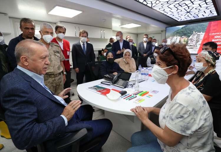 <p>Cumhurbaşkanı Recep Tayyip Erdoğan, Kastamonu'nun Bozkurt ilçesindeki Jandarma Koordinasyon Merkezinde toplantı yaptı.</p>

<p> </p>

<p> </p>
