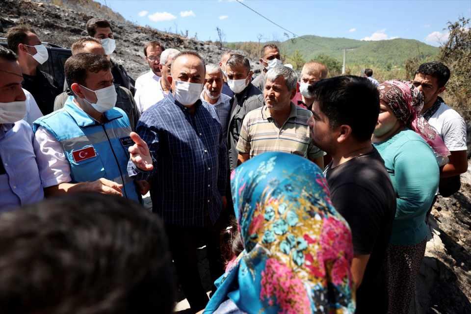 <p>Dışişleri Bakanı Mevlüt Çavuşoğlu, Burdur'un Bucak ilçesindeki Çobanpınarı köyü Sarıdere mevkisindeki ormanlık alanda 11 Ağustos'ta çıkan, 21 evin zarar gördüğü, 7 mahallenin tahliye edildiği ve 12 Ağustos'ta kontrol altına alınan yangın bölgesinde incelemelerde bulundu.</p>
