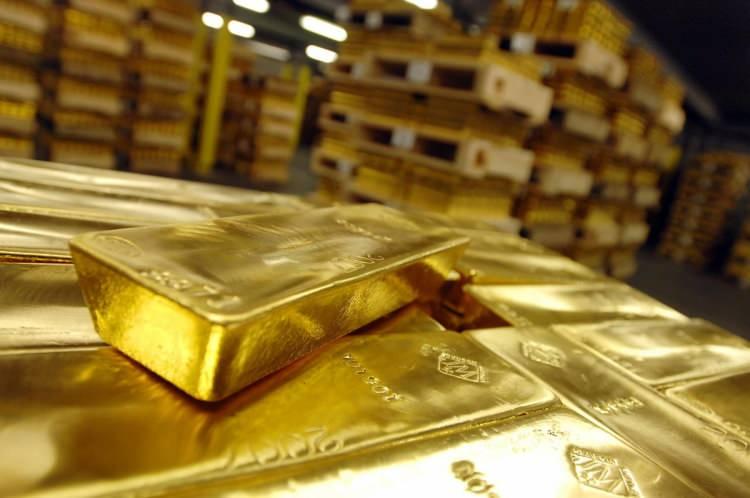 <p>Küresel piyasalarda altın yatırımcıları kayba yöneldi. Ons altının sert düşüş yaşaması neticesinde 112 dolarlık kayıp oluştu. Buna paralel olarak gram altın tarafında da 30 liraya yakın düşüş gerçekleşti.</p>
