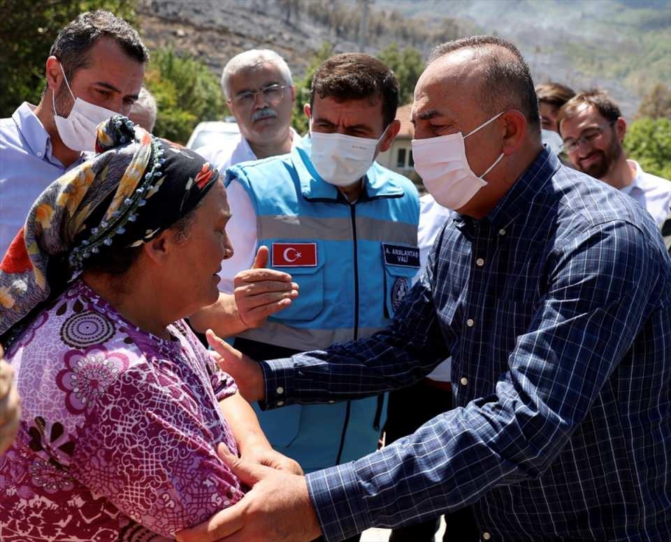 <p>Bucak Afet Yönetim Merkezi'ni ziyaret ederek, çalışmalar hakkında bilgi alan Çavuşoğlu, burada koordinasyon toplantısına katıldı.</p>