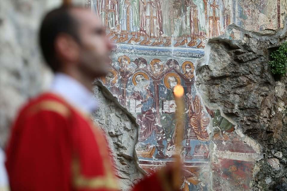 <p><strong>- "Sümela Manastırı sadece tarihi ve turistik bir ziyaret yeri değildir"</strong></p>
<p>Fener Rum Patriği Bartholomeos, ayin sonunda yaptığı konuşmada, Sümela Manastırı'nda yeniden buluştukları için şükrettiklerini söyledi.</p>
<p> </p>