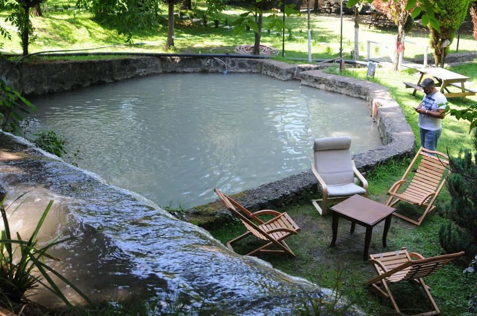 <p>Sapanca ilçesinde bulunan ve Sapanca Gölü’ne dökülen İstanbuldere içerisinde yapılan bent inşaatı nedeniyle suya karışan çimento ve diğer inşaat atıklarının alabalık tesisindeki balıkların ölümüne neden olduğu öne sürüldü. </p>