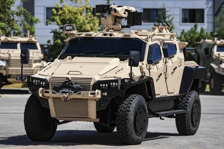 <p>Yörük 4x4 Zırhlı Pikap Aracı'nın bu özellikleriyle asimetrik tehdit ve çatışma ortamlarında, Birleşmiş Milletler Barışı Koruma ve NATO görevleri dahil birçok alanda lojistik faaliyetlerde kullanılabileceğini ifade eden Aykol, "Yörük pikap, off-road arazi koşullarında çevik bir şekilde hareket edebilen yüksek süratli, birden çok maksadı yerine getirebilecek karma bir araç olarak kullanıcılarına eşsiz avantajlar sunmakta ve harekat alanındaki mevcut bir kritik boşluğu doldurmayı amaçlamaktadır. </p>
