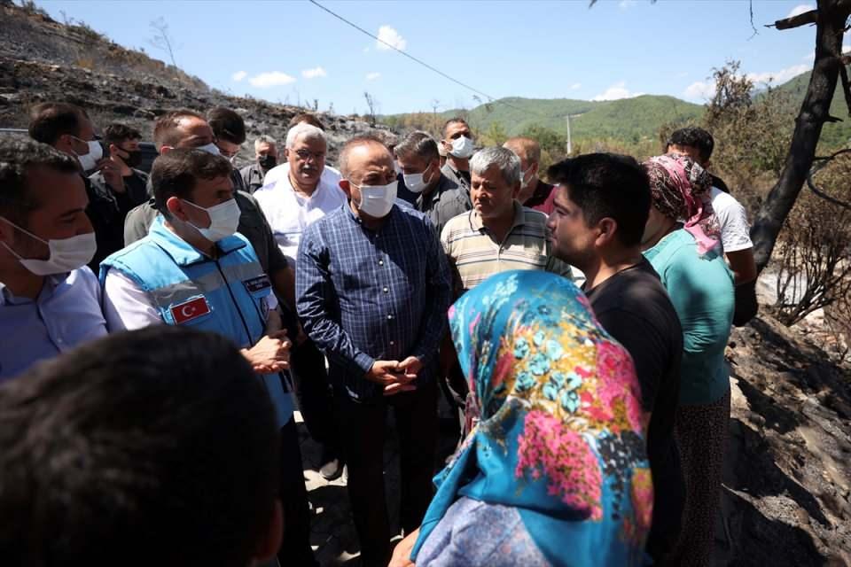 <p>Ardından Sarıdere Mahallesi'nde evleri zarar görenleri ziyaret eden Çavuşoğlu, geçmiş olsun dileklerini iletti.</p>
