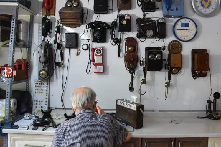 <p>Eskişehir'de PTT memurluğundan emekli 72 yaşındaki Mahmut Altıbaş, biriktirdiği "antika" telefonları evinin garajında muhafaza ediyor.<br />
</p>