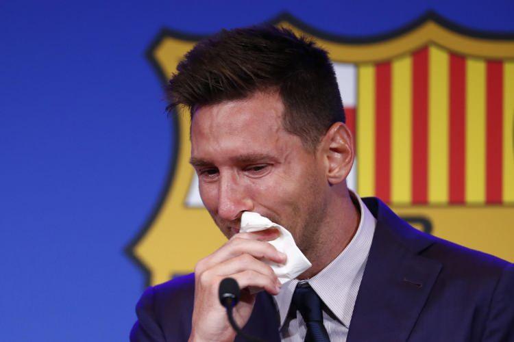 <p><span style="color:#EE82EE"><strong>Barcelona'daki sözleşmesi biten Lionel Messi, basın toplantısında gözyaşlarını tutmadı. O sırada kullandığı peçete ise açık arttırmaya çıkarıldı. </strong></span></p>

