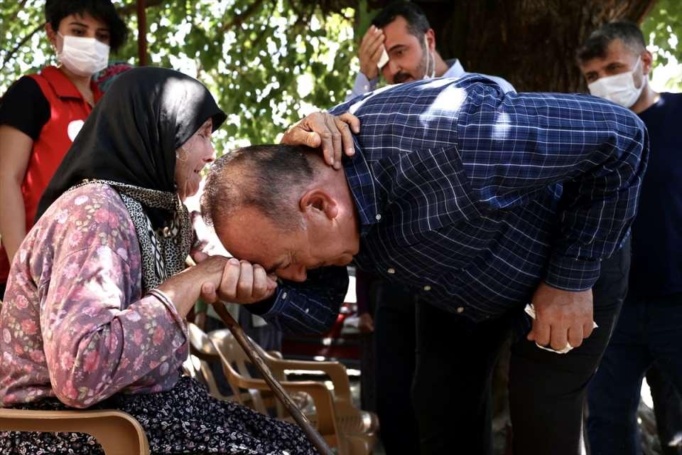 <p>"Bize yardım etmek için devletin tüm birimleri yağmur gibi buraya yağdılar"<br />
<br />
Bakan Çavuşoğlu, burada yangında evi zarar gören 80 yaşındaki Gülsüm Karadaş'a da geçmiş olsun dileklerini iletti. Çavuşoğlu'na sarılarak göz yaşı döken Karadaş, "İki keçim, iki oğlağım ve evim yandı. Allah razı olsun sizden. </p>