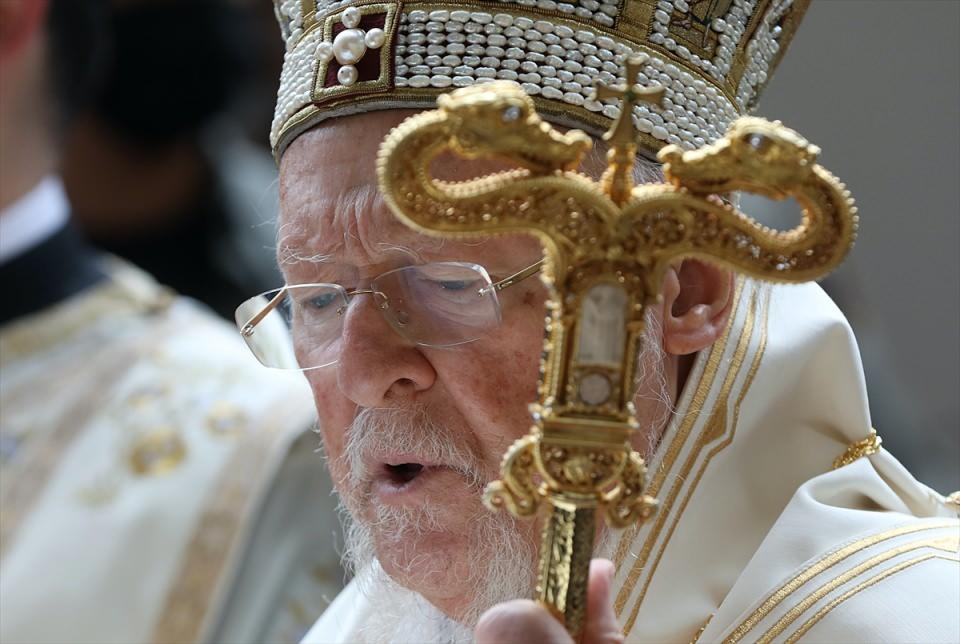 <p><strong>- Cumhurbaşkanı Erdoğan'a teşekkür</strong></p>
<p>Bartholomeos, dini inançlarına göre, 15 Ağustos tarihinin Meryem Ana'nın göğe yükselişi, cennete intikal ettiği gün olarak bütün dünyada anıldığını ve kutlandığının altını çizerek, şöyle devam etti:</p>
<p> </p>