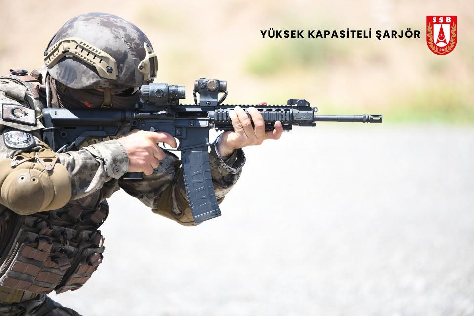 <p>Kenarında bulunan pencereler sayesinde şarjörde kalan mermi miktarı her zaman kontrol edilebiliyor. Şarjör, 60 adet mermi dahil toplam 1 kilogram ağırlığında bulunuyor.</p>
