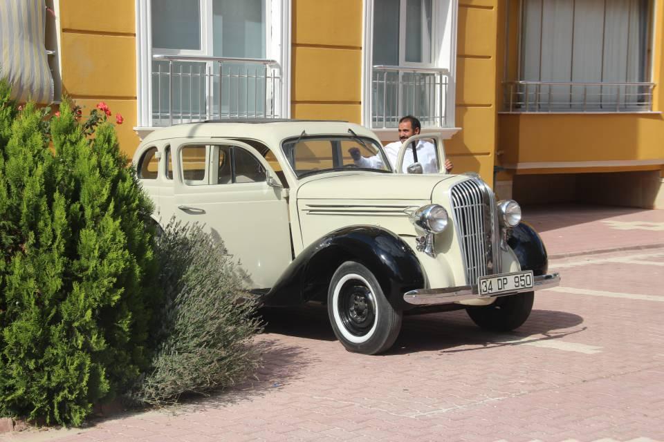 <p>Konya’dan 2 yıl önce bir tanıdığına ziyarete gittiği Sivas’ta beğendiği aracı alarak memleketi Konya’ya getiren Özkan Terzioğlu, 1936 model aracına verilen 800 bin liralık teklifleri kabul etmiyor.<br />
 </p>
