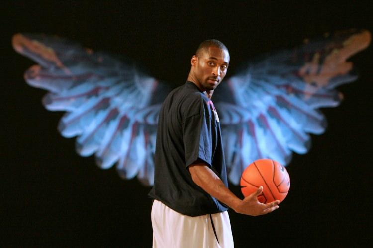 <p><span style="color:#EE82EE"><strong>42 yaşındaki efsane basketbol oyuncusu Kobe Bryant, 1996 yılında çıktığı bir maçta kullandığı ayakkabıyı maç sonrası bir hayranına verdi. </strong></span></p>

