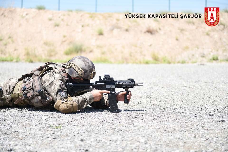 <p>Personelin taşıdığı şarjör sayısı azaltılarak rahat ve konforlu hareket etmesi sağlanıyor. Şarjör, yüksek mukavemetli kompozit malzeme sayesinde girdiği tüm askeri çevresel koşul testlerini başarıyla geçti.</p>
<p> </p>