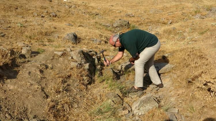 <p><strong>“Buranın paleocoğrafyası yeni yorumların yapılmasına neden olacaktır”</strong><br />
<br />
1600 metre yüksekte fosillere rastlanılıyor olmasının doğal olarak buranın daha önce deniz olduğu şeklinde yorumlanacağını anlatan Dr. Dölek, konuşmasını şöyle sürdürdü:<br />
 </p>
