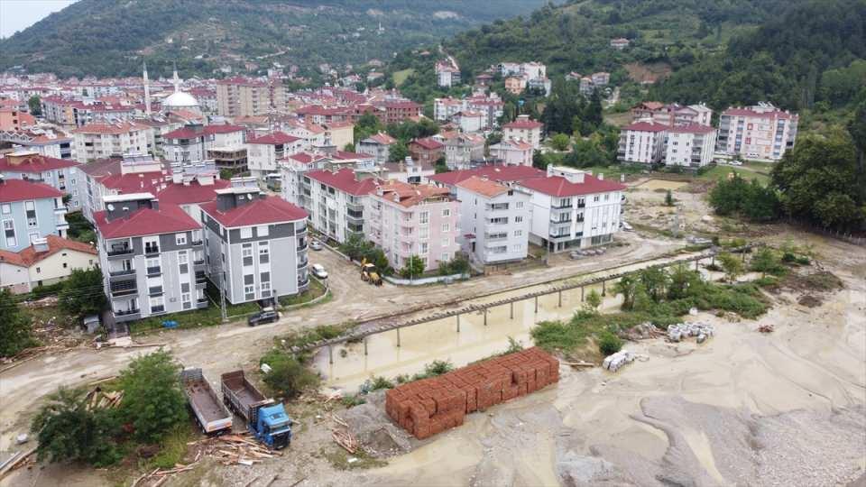 <p>Babaçay Mahallesi'nde mahsur kalan vatandaşlar helikopterle Ayancık Devlet Hastanesi bahçesine getiriliyor.</p>
