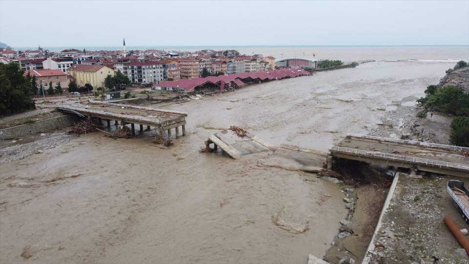 <p>Sinop'un Ayancık ilçesinde selin yol açtığı tahribat havadan görüntülendi. Bölgede etkili olan şiddetli yağış nedeniyle ilçenin ortasından geçen Ayancık Çayı üzerindeki iki köprü yıkıldı.</p>
<p> </p>