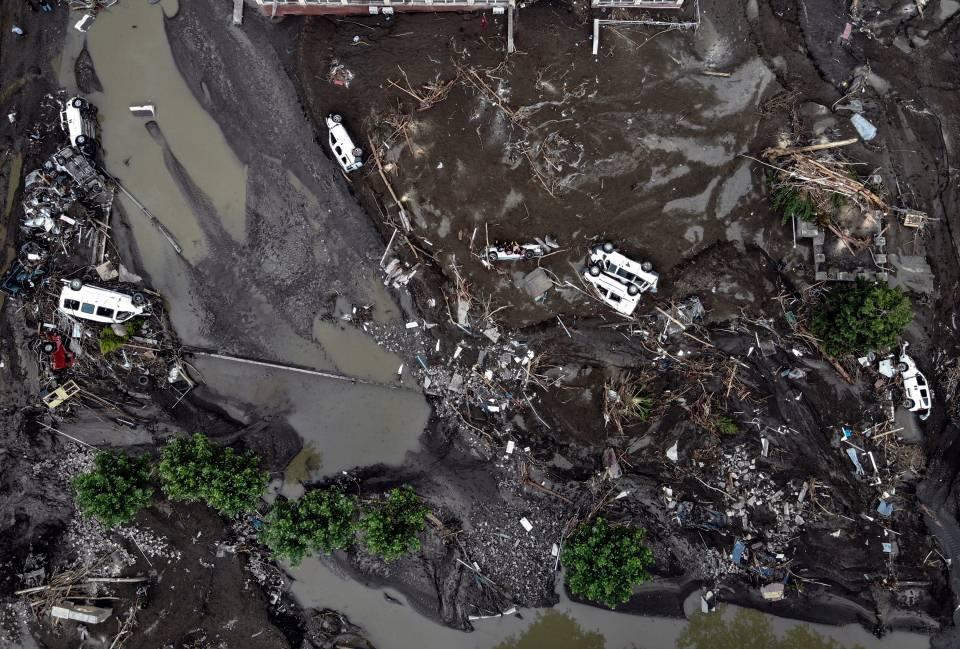 <p>Sel felaketinin yaşandığı Kastamonu’nun Bozkurt ilçesinde yüzlerce araç sel sularına kapılarak çamura gömüldü.</p>

