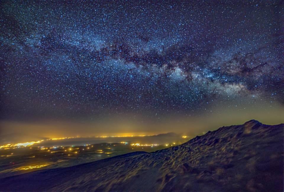 <p>Bunların astro fotoğrafı yönünde karelerini oluşturmaktayım. Tabii bunlar çok zor. Toz, toprak, yağmur oluyor, hava müsait olmuyor, bulutlu oluyor. 7-8 defa bu dağa geldiğim, nöbet tutup beklediğim zamanlar oluyor" diye konuştu.</p>