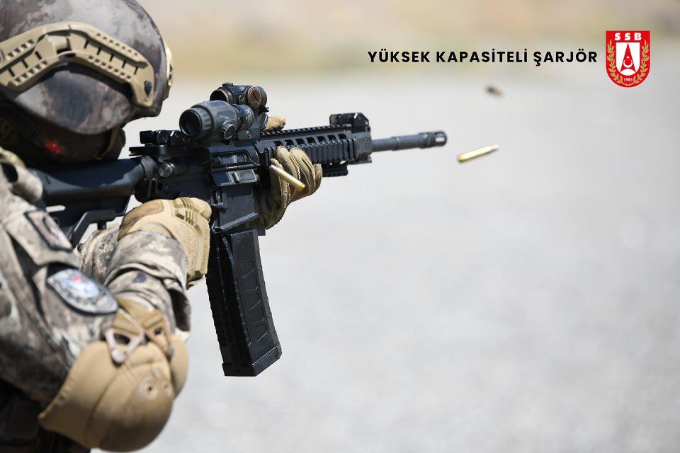 <p>Bunun son örneği yüksek kapasiteli şarjör oldu.<br />
Cumhurbaşkanlığı Savunma Sanayii Başkanı İsmail Demir, AA muhabirine, kara birlikleri için sıcak çatışmalarda en kritik zamanın ilk temas anı olduğunu söyledi. En fazla ateş etme ihtiyacının duyulduğu ilk temasta, standart olarak kullanılan 5,56x45 milimetre şarjörlerde bulunan 30 mermi yetersiz kaldığında en hızlı şekilde ikinci şarjörün takılmasının hayati önemde olduğunu belirten Demir, birçok özel birlikte şarjör değiştirme süresinin kısaltılmasına yönelik uzun süren eğitimler verildiğini bildirdi. </p>