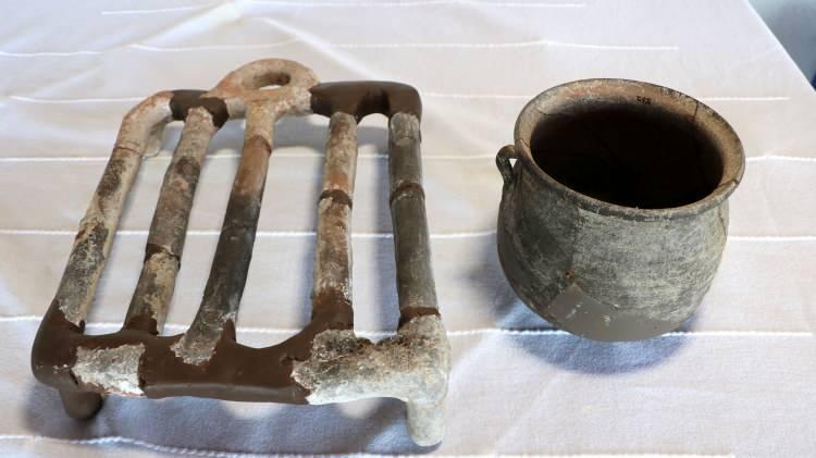 <p>Kazıların yanında arazide restorasyon, onarım ve düzenlenme faaliyetleri yürütülüyor. Kazı laboratuvarında, geçmiş yıllarda bulunan eserler değerlendirilerek, yayına hazırlanıyor, küçük eserlerin restorasyon ve konservasyonları yapılıyor.</p>

<p> </p>
