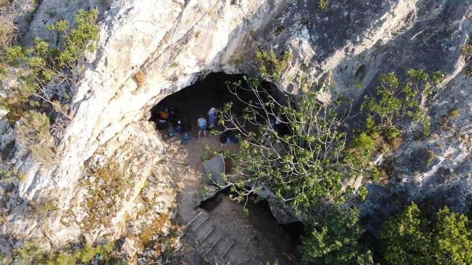 <p>Sarı, ayrıca mağaranın hem kuytu sayılabilecek hem de ışık alan bir noktasında mimari kalıntılar bulduklarını bildirdi.</p>

<p> </p>
