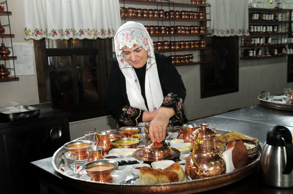 <p>Derneğin faaliyetleriyle birlikte mahallenin girişinde otantik bir işletme kurduklarını ve misafirlerine köy kahvaltısı hizmeti sunduklarını belirten Saidabat Köyü Kadınları Dayanışma Derneği Başkanı Sermin Cakalıoğlu, 9 kişiyle kurmuş oldukları derneğin 113 üyesinin olduğunu belirtti. </p>