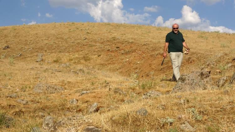 <p>Bunları yaşlandırma, tür ve cins tayini için paleontologlara göndereceğiz. Onlardan gelen bilgiler ışığı altında Doğu Anadolu Bölgesinin coğrafyasını bu yeni veriler ışığı altında tekrar, yeniden belki yorumlayacağız.</p>
