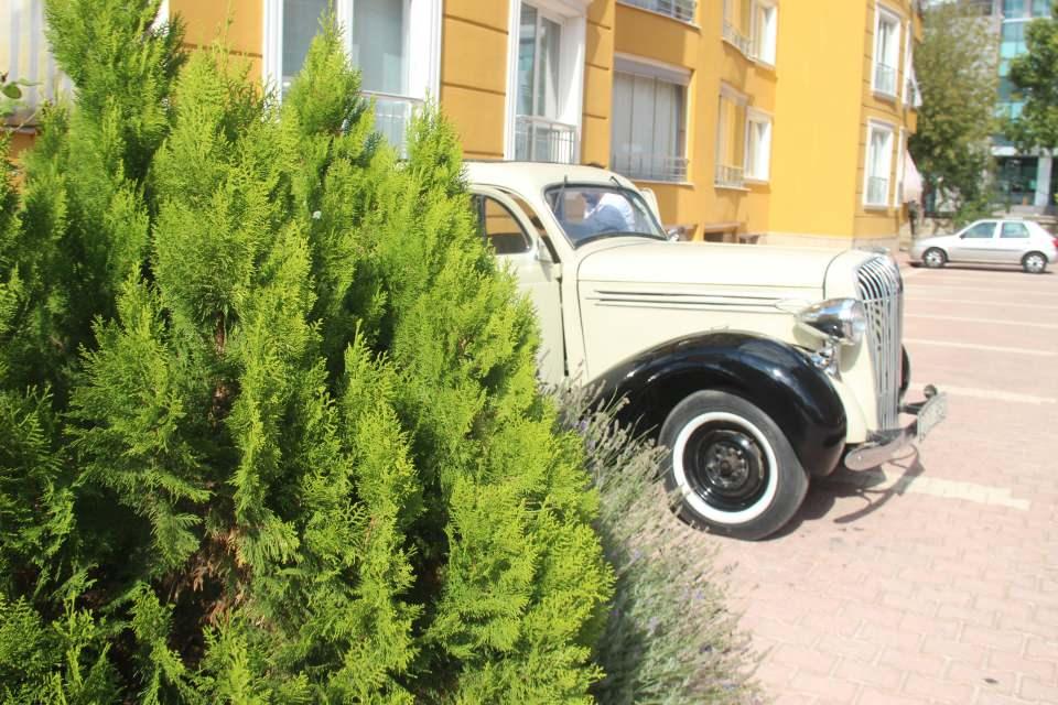 <p>Gezmeye çıktığı aracına ilgi fazla olunca aracı satmaya karar veren Özkan Terzioğlu, “İlk etapta aracı binmek için aldık. Hevesimiz de vardı geçmiş yıllardan evet ama saklayacak bir garajım yok. Trafikteyken ilgi odağı oluyor bazı araçlar önüme duruyor fotoğraf için. Biz bunun gibi defalarca kazalar atlattık. Önümüze kıranlar, sıkıştıranlar fotoğraf video çekmek isteyenler bu tür olayları yapıyor. Zaten araç eski, biz bunun hakkından gelemeyeceğiz diye satmak istiyoruz” şeklinde konuştu.<br />
 </p>
