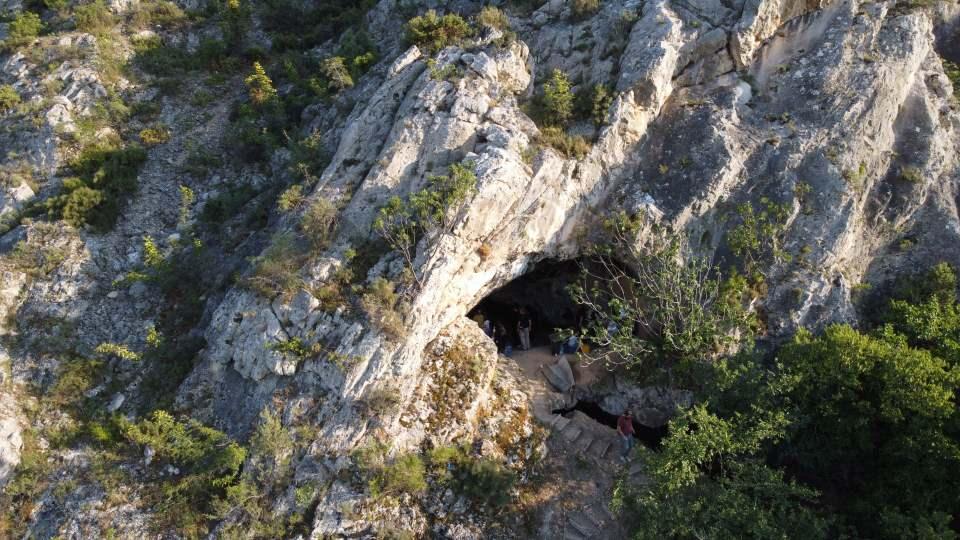 <p>Kentte 2016'dan itibaren arkeoloji alanında yüzey araştırmaları yapan Sarı, AA muhabirine, ekip olarak ilk kez 2017'de geldikleri mağarada kültür dolgusu belirlediklerini söyledi.</p>

<p> </p>
