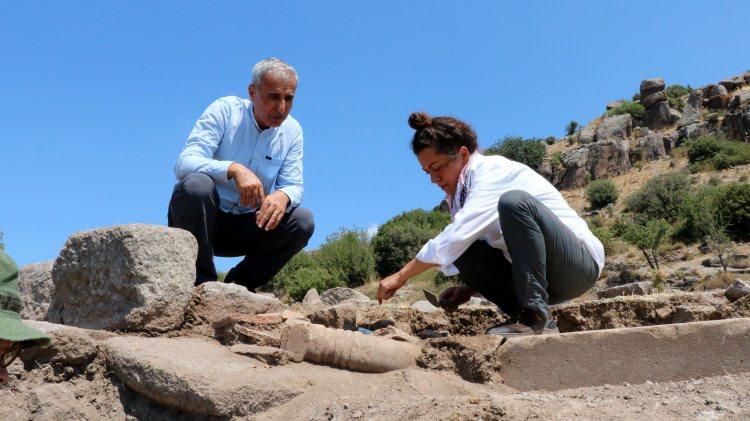<p>Assos Ören Yeri'nin güneyinde Biber deresi mevkisinde yapılan araştırmada taş aletler bulunduğunu sözlerine ekleyen Prof. Dr. Arslan, "Assos’un güneyinde Biber deresi denilen bir bölge var. Orada bir su kaynağı ve su kaynağının hemen kenarında verimli küçük bir vadi var. Bu vadide bu yıl yaptığımız kısa bir araştırmada çok erken çağlarda bu bölgedeki yaşama ait bazı izler elde edildi. Tahminen ilk, ön araştırmalara göre taş aletler Paleolitik döneme ait 300 bin yıllık gibi bir tarihe denk geliyor. Bu da erken çağlarda da bu bölgedeki yaşamın varlığına ilişkin önemli bir buluntular olduğunu söyleyebiliriz. Bu konudaki uzmanlar tarafından daha ayrıntılı olarak araştırılacak” dedi. </p>