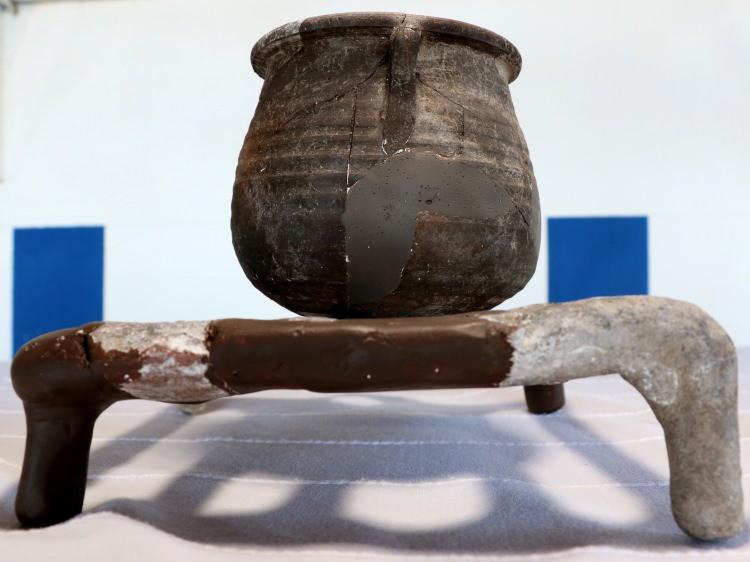 <p>Başta Aristoteles olmak üzere Platon'un öğrencilerinin faaliyette bulunduğu Yunan şehir devletinin en güzel modelleri arasında gösterilen 7 bin yıllık Assos Ören Yeri'ndeki kazılar Çanakkale Onsekiz Mart Üniversitesi Fen Edebiyat Fakültesi Arkeoloji Bölümü Başkanı Prof. Dr. Nurettin Arslan başkanlığında, 15 kişilik kazı ekibiyle sürüyor. </p>