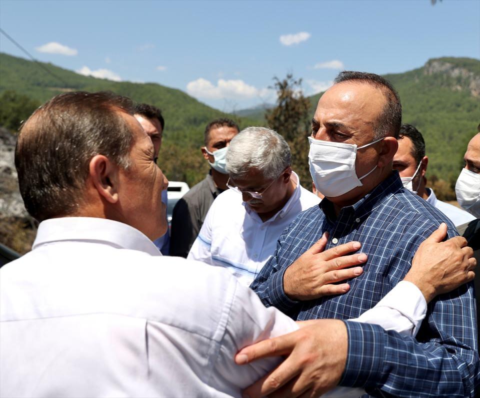 <p>Bakan Çavuşoğlu, her vatandaşın bir veya iki katlı isteğine göre evlerini yapacaklarını, 50 bin liraya kadar eşya yardımı olacağını bildirdi.</p>