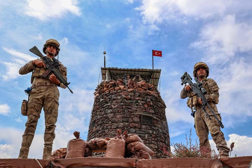 <p>Bölgede alınan önlemlere destek vermeleri amacıyla Kara Kuvvetleri Komutanlığından 2 keşif, 2 komando bölüğü, Jandarma Genel Komutanlığından 3 bölük ve bir tabur ile Emniyet Genel Müdürlüğünden 35 timden oluşan 750 özel harekat polisi zırhlı araçlarıyla bölgeye gönderildi.</p>
<p> </p>